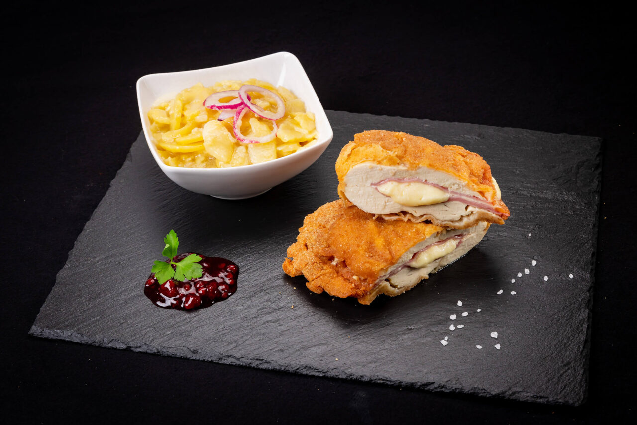 Cordon bleu vom Hendl, von der Pute oder vom Schwein mit Kartoffelsalat