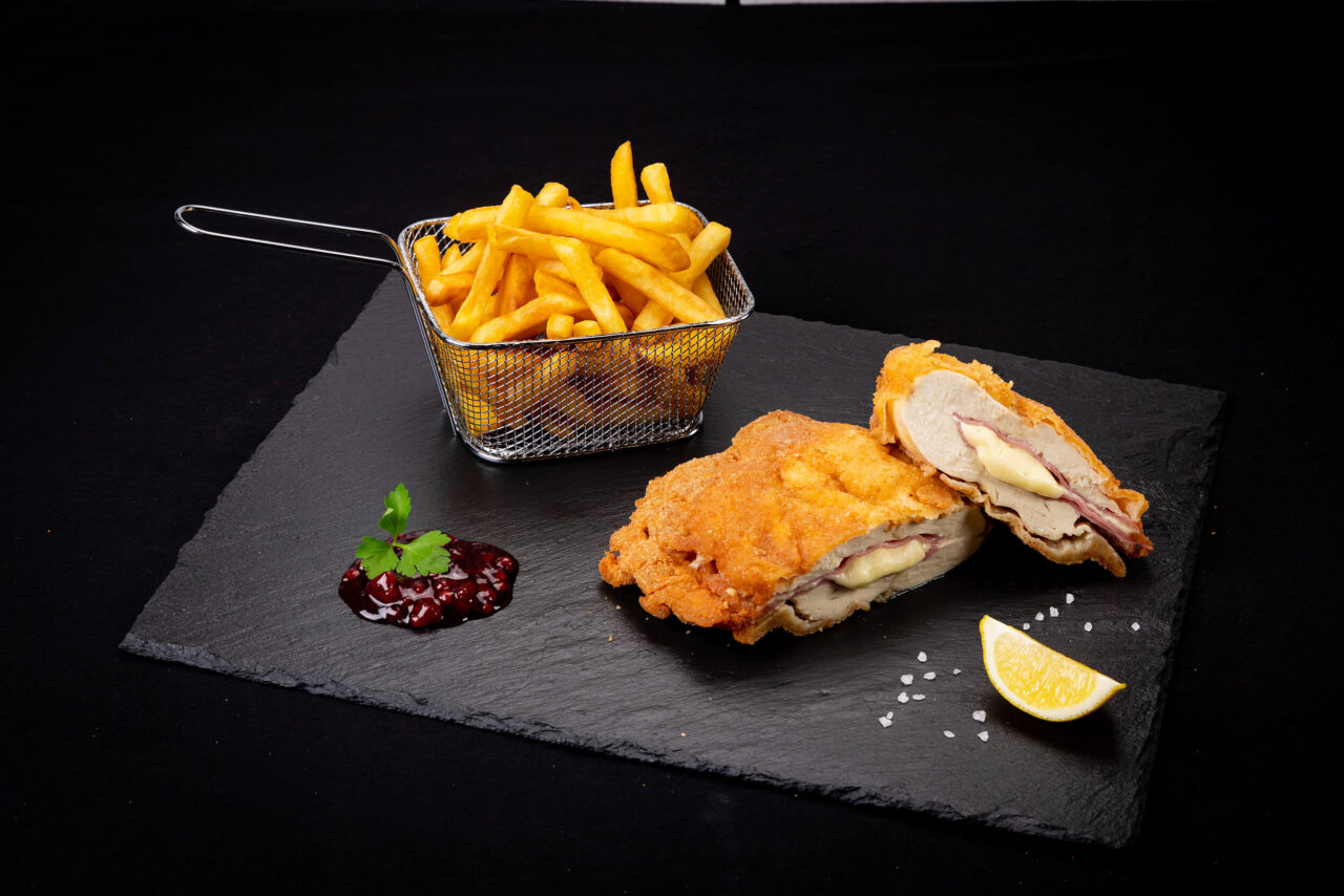 Cordon bleu vom Hendl, von der Pute oder vom Schwein mit Pommes
